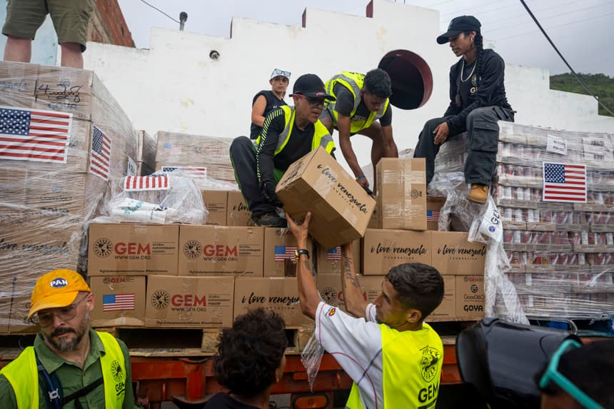 Fotografía del 18 de julio de 2026 de personas que reciben ayuda humanitaria, en Caraballeda, Venezuela. (EFE/ Miguel Gutiérrez)