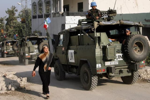 Srifa, Líbano: Soldados italianos de la UNIFIL, pertenecientes a la unidad San Marco, patrullan la ciudad libanesa de Srifa, en el sur del país, el 10 de septiembre de 2006. El primer ministro italiano, Romano Prodi, y el presidente sirio, Bashar al-Assad, mantuvieron otra conversación telefónica después de que Siria negara los informes sobre un acuerdo que permitiría a las tropas europeas hacer cumplir el embargo en la frontera entre Líbano y Siria. FOTO AFP/THOMAS COEX (THOMAS COEX/AFP vía Getty Images).