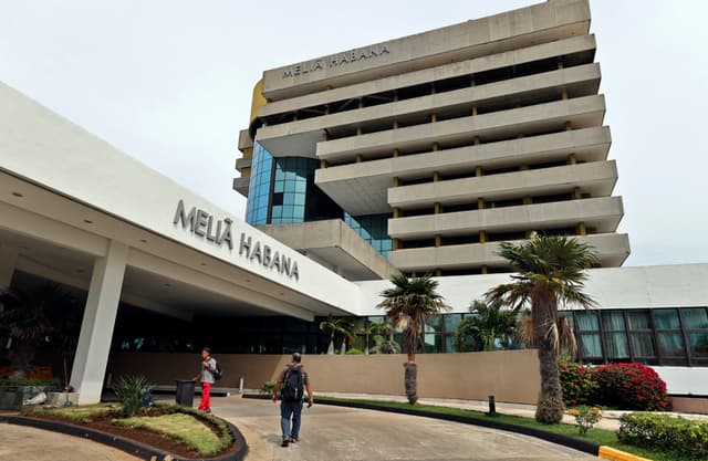 Imagen de archivo de la entrada de un hotel de Melia en La Habana, Cuba. (EFE/ Ernesto Mastrascusa)