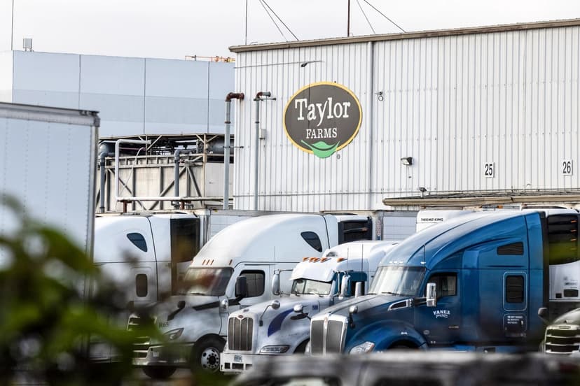 Un letrero en una instalación de Taylor Farms en Salinas, California, el 17 de julio de 2026. (Benjamin Fanjoy/Getty Images)