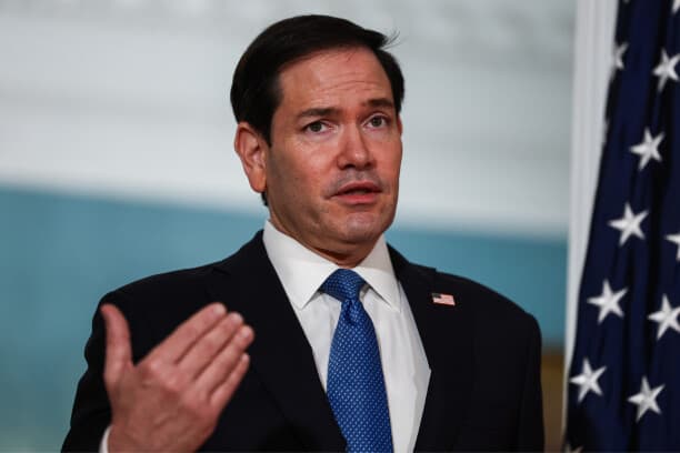 El secretario de Estado de EE. UU., Marco Rubio, responde a una pregunta antes de una reunión con el ministro de Relaciones Exteriores de Chile, Francisco Pérez Mackenna, en el Departamento de Estado el 6 de julio de 2026 en Washington, DC. (Finn Gómez/Getty Images)