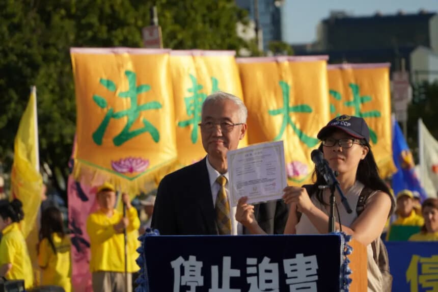 Hao Fangfang (derecha) muestra el certificado de su renuncia al Partido Comunista Chino y sus organizaciones afiliadas junto a Wang Zhiyuan, presidente del Centro de Servicios Globales para Abandonar el PCCh, en Nueva York el 20 de julio de 2026. (Nicholas Zifcak/The Epoch Times).