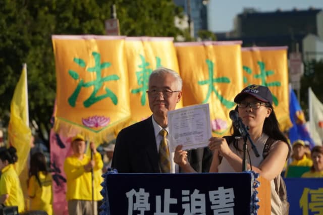 Hao Fangfang (derecha) muestra el certificado de su renuncia al Partido Comunista Chino y sus organizaciones afiliadas junto a Wang Zhiyuan, presidente del Centro de Servicios Globales para Abandonar el PCCh, en Nueva York el 20 de julio de 2026. (Nicholas Zifcak/The Epoch Times).