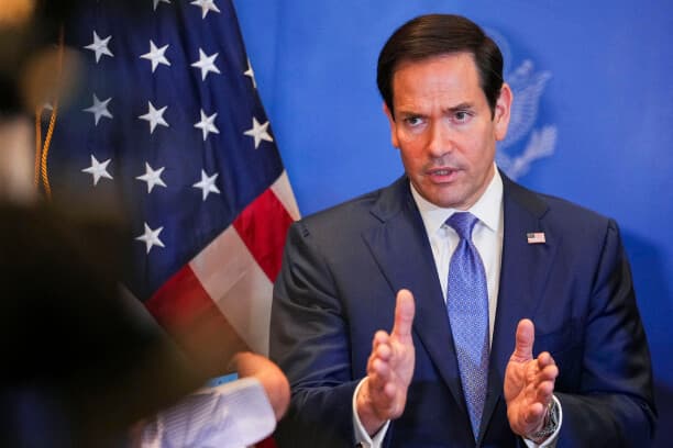 El secretario de Estado de EE. UU., Marco Rubio, habla con los medios de comunicación antes de partir del aeropuerto internacional de Baréin, el 25 de junio de 2026. (Eric Lee / POOL / AFP vía Getty Images)