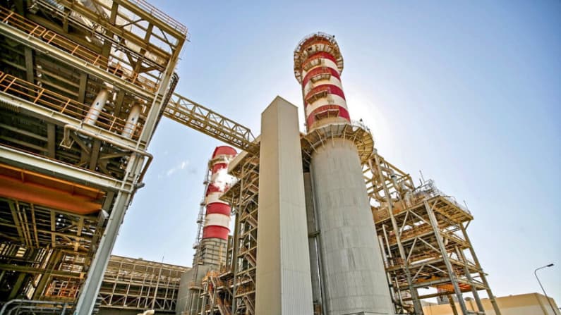 Irán vuelve a atacar plantas desalinizadoras de Kuwait, causando daños a infraestructuras esenciales