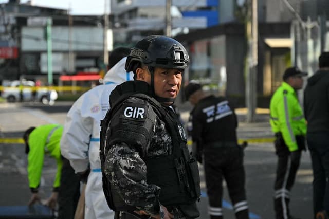 La policía interviene frente al edificio del Ministerio de Agricultura, tras la explosión de una bomba, en Quito, el 29 de junio de 2026. (Rodrigo BUENDIA / AFP vía Getty Images)