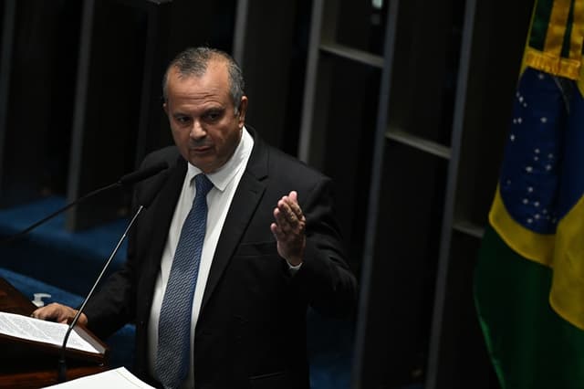 Fotografía de archivo en la que se captó al líder de la oposición en el Senado, Rogério Marinho, en Brasilia, Brasil. (EFE/André Borges)
