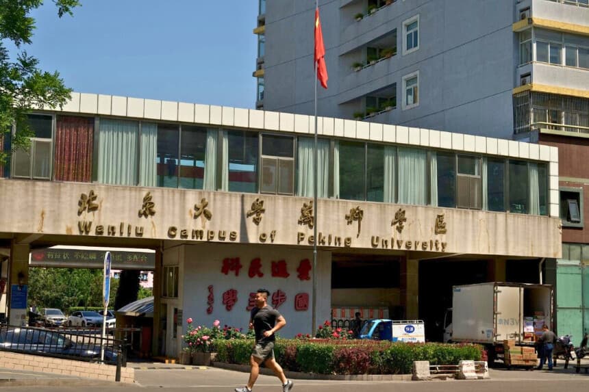 Un hombre corre frente al campus de Wanliu de la Universidad de Beijing, en Beijing, el 16 de mayo de 2022. (Noel Celis/AFP vía Getty Images).