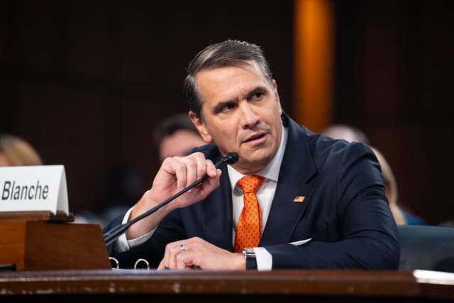 Todd Blanche, el fiscal general interino nominado para dirigir el Departamento de Justicia, testifica durante su audiencia de confirmación en el Capitolio en Washington, el 15 de julio de 2026. (Madalina Kilroy/The Epoch Times).