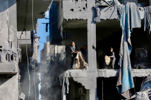Palestinos retiran escombros en el lugar donde un ataque israelí alcanzó una casa cuyos residentes habían sido advertidos que debían evacuar antes del ataque, en Zawaida, en el centro de la Franja de Gaza, el 5 de junio de 2026. (Eyad Baba/AFP vía Getty Images)