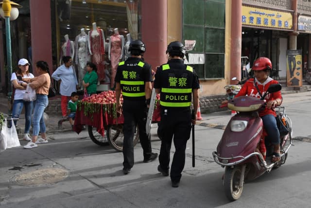 Agentes de policía patrullando la ciudad de Kashgar, en la región occidental de Xinjiang, China, el 4 de junio de 2019. (Greg Baker/AFP vía Getty Images)