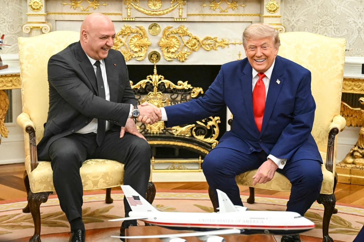 El presidente Donald Trump le da la mano al presidente libanés Joseph Aoun en el Despacho Oval de la Casa Blanca, en Washington, el 21 de julio de 2026. (Saul Loeb / AFP vía Getty Images)