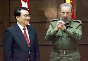 Li Changchun, miembro del Comité Permanente del Politburó chino, junto al líder cubano Fidel Castro el 7 de julio de 2003. (Rafael Pérez/AFP/Getty Images)