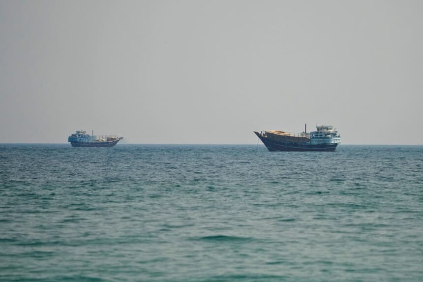 Embarcaciones en el estrecho de Ormuz, vistas desde Musandam, Omán, el 12 de julio de 2026. (Reuters).