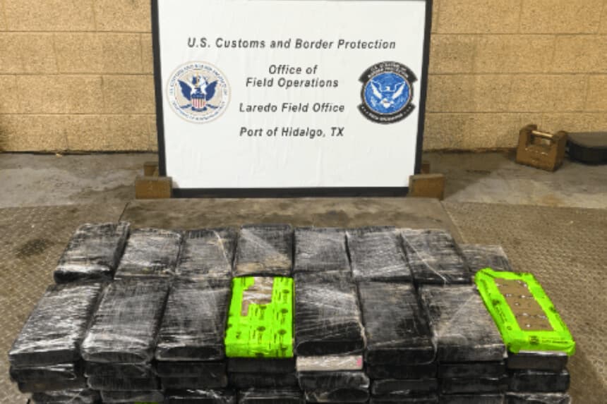 Los agentes de Aduanas y Protección Fronteriza remitieron un camión con remolque a una inspección secundaria cuando cruzaba a Estados Unidos desde México. El 15 de julio de 2026, en Pharr, Texas, los agentes descubrieron cocaína por un valor de 2.7 millones de dólares oculta en el camión. (Servicio de Aduanas y Protección Fronteriza de EE. UU.).