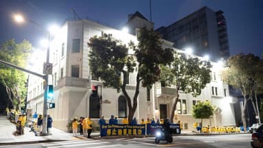 Reflectores del consulado chino iluminan la vigilia de Falun Gong en San Francisco