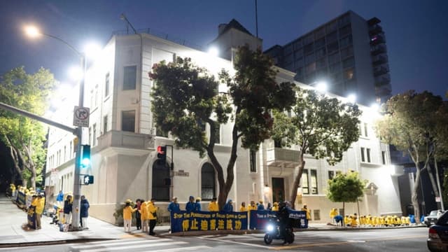 Reflectores del consulado chino iluminan la vigilia de Falun Gong en San Francisco