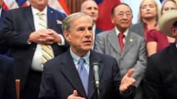 Abbott ordena investigar el turismo de nacimiento ilegal en Texas