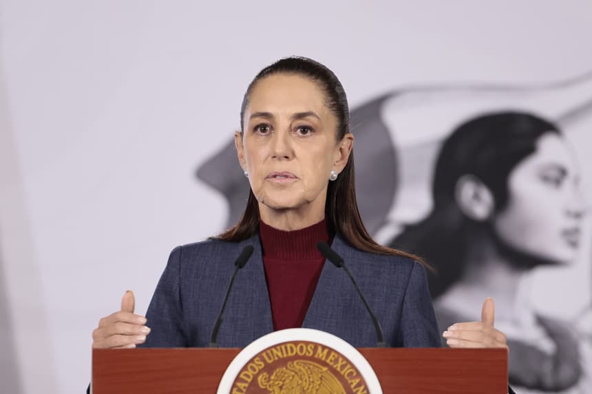 La presidenta de México, Claudia Sheinbaum, habla durante una rueda de prensa este martes, en el Palacio Nacional de Ciudad de México (EFE/José Méndez)