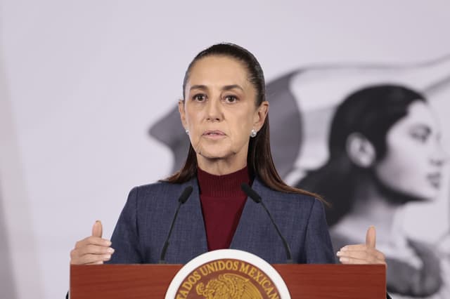La presidenta de México, Claudia Sheinbaum, habla durante una rueda de prensa este martes, en el Palacio Nacional de Ciudad de México (EFE/José Méndez)