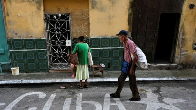 Cerca de 250,000 cubanos se fueron del país en 2025: Oficina de estadísticas de Cuba