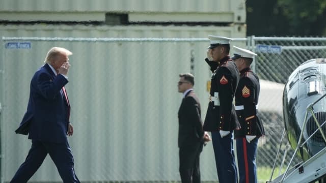 Trump asiste al traslado solemne de soldados estadounidenses muertos en ataques iraníes