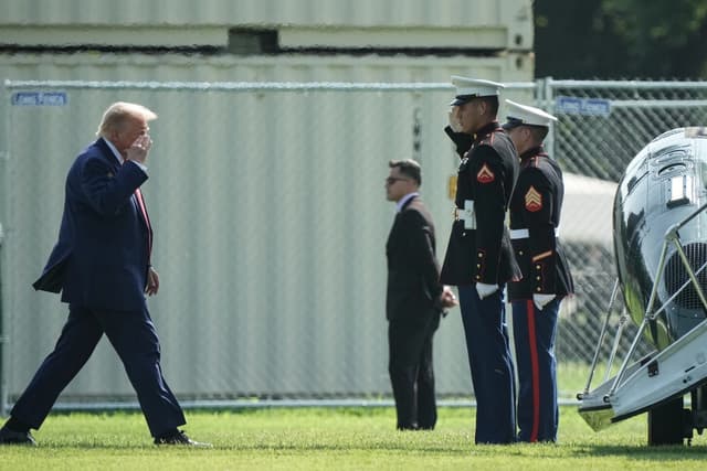El presidente Donald Trump saluda mientras se prepara para subir a bordo del Marine One en la Elipse, cerca de la Casa Blanca, en Washington, el 22 de julio de 2026.(Ken Cedeno / AFP vía Getty Images)