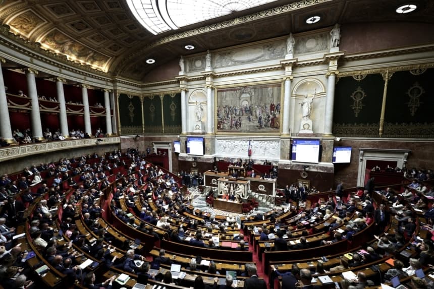 Francia se convierte en el primer país de la UE en prohibir acceso a redes sociales a menores de 15 años