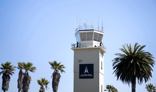 Torre de control en la Base de la Fuerza Espacial Vandenberg en California, el 25 de agosto de 2024. (Brendan Smialowski/AFP vía Getty Images).