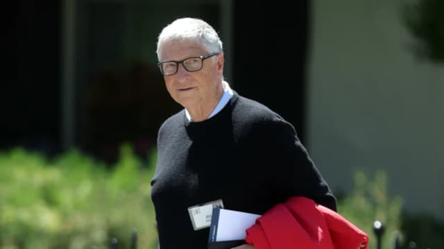 Líderes de la Fundación Gates se reunieron decenas de veces con Epstein, según revisión