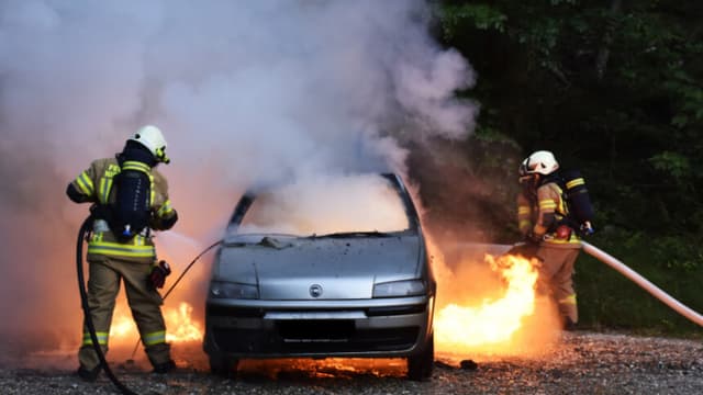 Padre entra un momento a su casa y bebé de 5 meses muere al incendiarse el auto