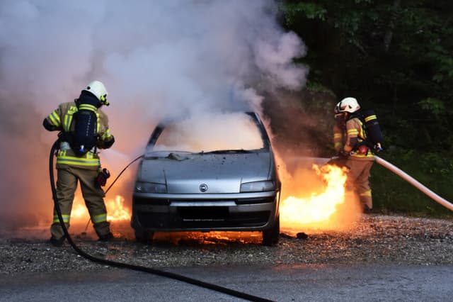 Padre entra un momento a su casa y bebé de 5 meses muere al incendiarse el auto