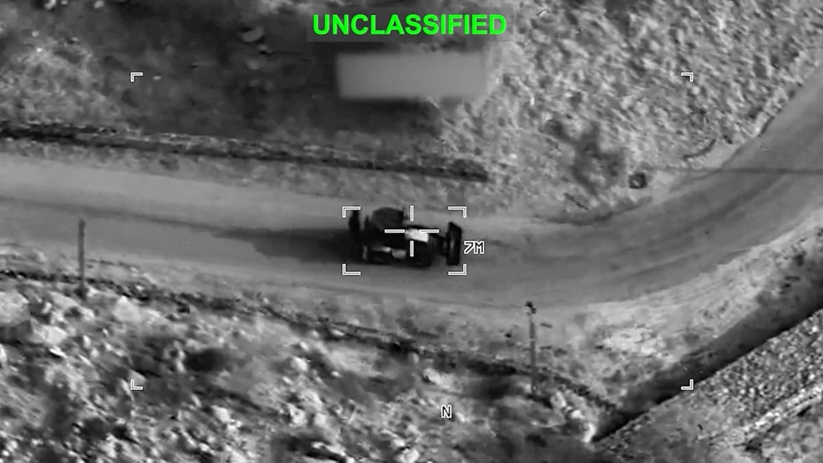 En esta captura de pantalla tomada de un video difundido el 22 de julio de 2026, se ve cómo se atacan máquinas pesadas en una ubicación desconocida, durante lo que el Comando Central de EE. UU. (CENTCOM) describe como ataques contra Irán. (Comando Central de EE. UU./Imagen cortesía de Reuters)