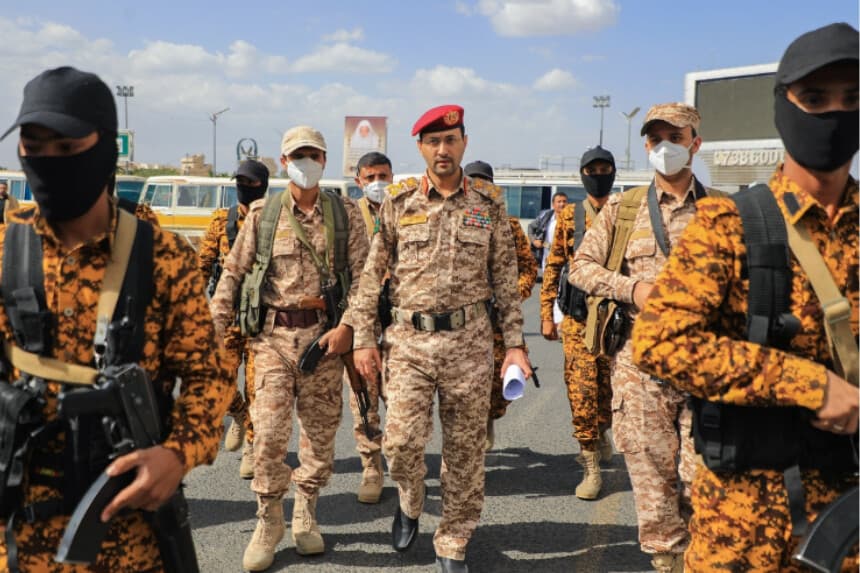 El portavoz hutí, el general de brigada Yahya Saree, llega para pronunciar un discurso durante un mitin en Saná, Yemen, el 15 de marzo de 2024. (Mohammed Huwais/AFP vía Getty Images).