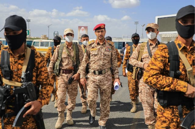 El portavoz hutí, el general de brigada Yahya Saree, llega para pronunciar un discurso durante un mitin en Saná, Yemen, el 15 de marzo de 2024. (Mohammed Huwais/AFP vía Getty Images).