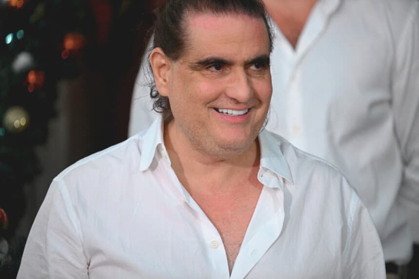El empresario colombiano Alex Saab se retira tras una reunión con Nicolás Maduro, en el Palacio Presidencial de Miraflores, en Caracas, el 20 de diciembre de 2023. (FEDERICO PARRA/AFP vía Getty Images)
