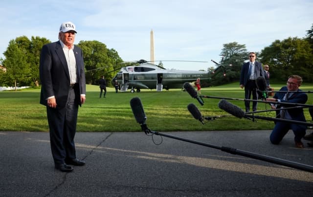 El presidente Donald Trump se dirige a los representantes de los medios de comunicación tras regresar a la Casa Blanca el 15 de mayo de 2026. (Kevin Dietsch/Getty Images)