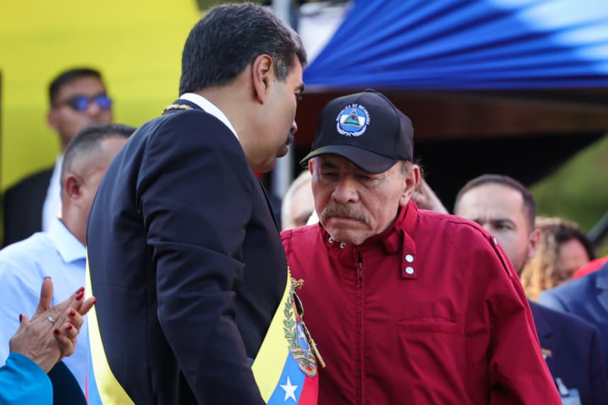 El presidente de Venezuela, Nicolás Maduro, conversa con su homólogo Daniel Ortega tras la ceremonia de juramentación en el Palacio Federal Legislativo el 10 de enero de 2025 en Caracas, Venezuela. (Jesus Vargas/Getty Images)