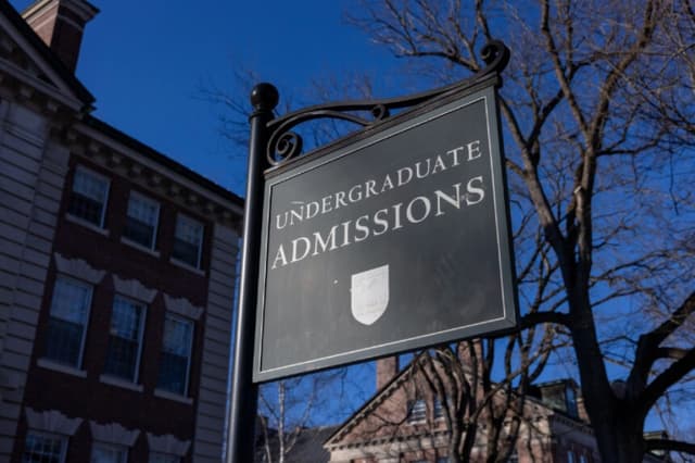 Cartel publicitario en el exterior de la oficina de admisiones del Dartmouth College en Hanover, New Hampshire, el 8 de febrero de 2024. (Scott Eisen/Getty Images).