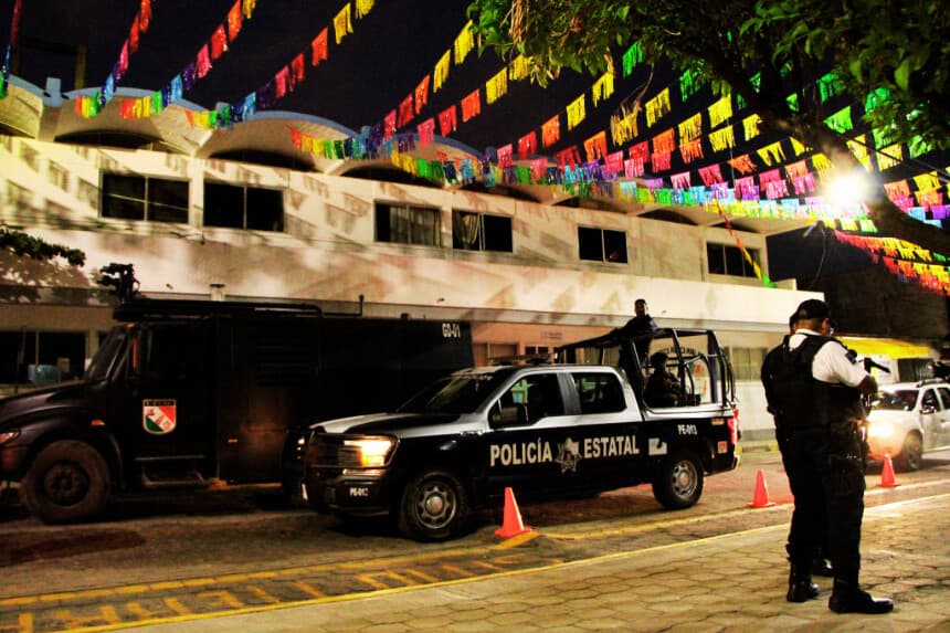 Agentes de policía patrullan, en el estado de Oaxaca, México, el 2 de junio de 2024. (PATRICIA CASTELLANOS/AFP vía Getty Images)