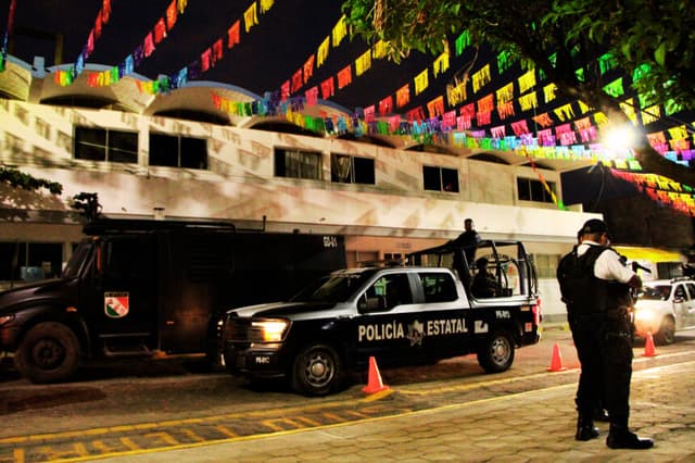 Agentes de policía patrullan, en el estado de Oaxaca, México, el 2 de junio de 2024. (PATRICIA CASTELLANOS/AFP vía Getty Images)