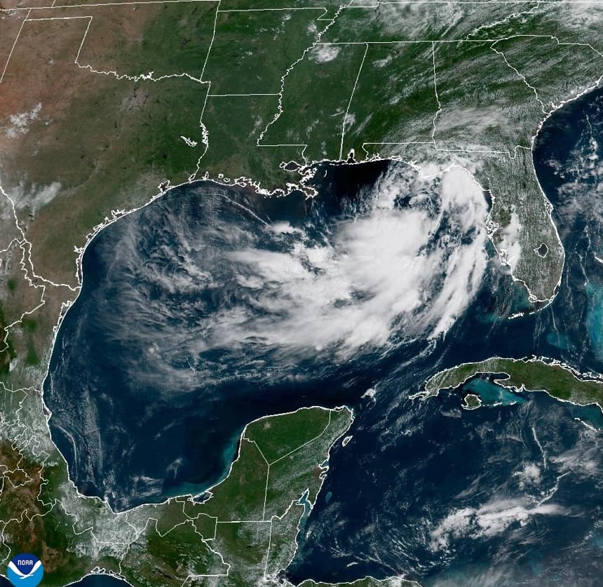 Fotografía satelital cedida este lunes por la Oficina Nacional de Administración Oceánica y Atmosférica (NOAA) a través del Centro Nacional de Huracanes (NHC) estadounidense donde se muestra el estado del clima en el golfo de México. (EFE/NOAA-NHC)