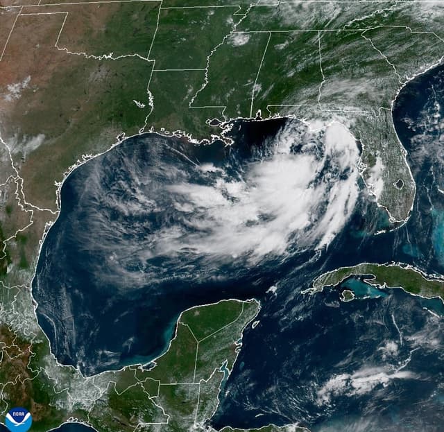 Fotografía satelital cedida este lunes por la Oficina Nacional de Administración Oceánica y Atmosférica (NOAA) a través del Centro Nacional de Huracanes (NHC) estadounidense donde se muestra el estado del clima en el golfo de México. (EFE/NOAA-NHC)