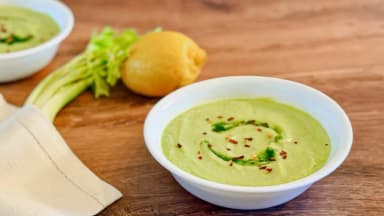 Sopa de apio sin cocción para favorecer la hidratación natural y aporta electrolitos