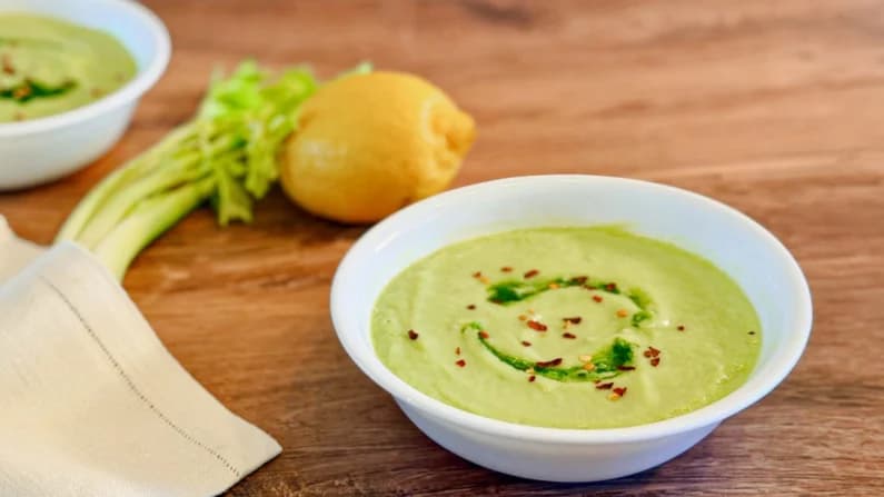 Sopa de apio sin cocción para favorecer la hidratación natural y aporta electrolitos