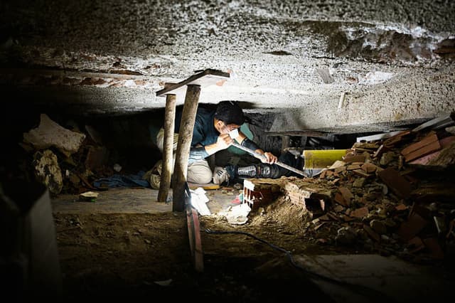 Voluntarios y familiares de las víctimas buscan los cuerpos de sus seres queridos entre los escombros de un edificio destruido por los sismos del 24 de junio en Caraballeda, Venezuela, el 20 de julio de 2026. (Federico PARRA / AFP vía Getty Images)