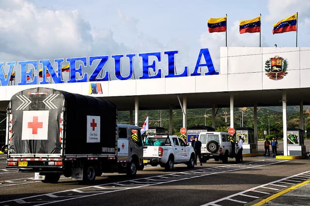 Vehículos de la Cruz Roja Colombiana transportan ayuda humanitaria a través del puente Atanasio Girardot, en la frontera con Venezuela, en Cúcuta, el 26 de junio de 2026, tras los terremotos mortales. (Schneyder MENDOZA / AFP vía Getty Images)