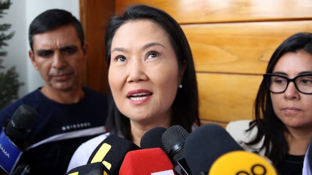 Tras visitar el sitio del incendio con diez víctimas, Fujimori viajará a la región afectada por el sismo