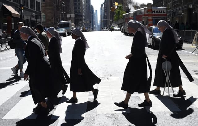 En una foto de archivo, unas monjas de la congregación de las Hermanitas de los Pobres cruzan la avenida Madison en la ciudad de Nueva York. (Timothy A. Clary/AFP vía Getty Images)
