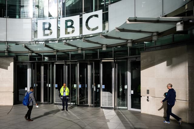 El logotipo de la BBC se muestra sobre la entrada de Broadcasting House, en Londres, el 12 de noviembre de 2025. (Leon Neal/Getty Images).
